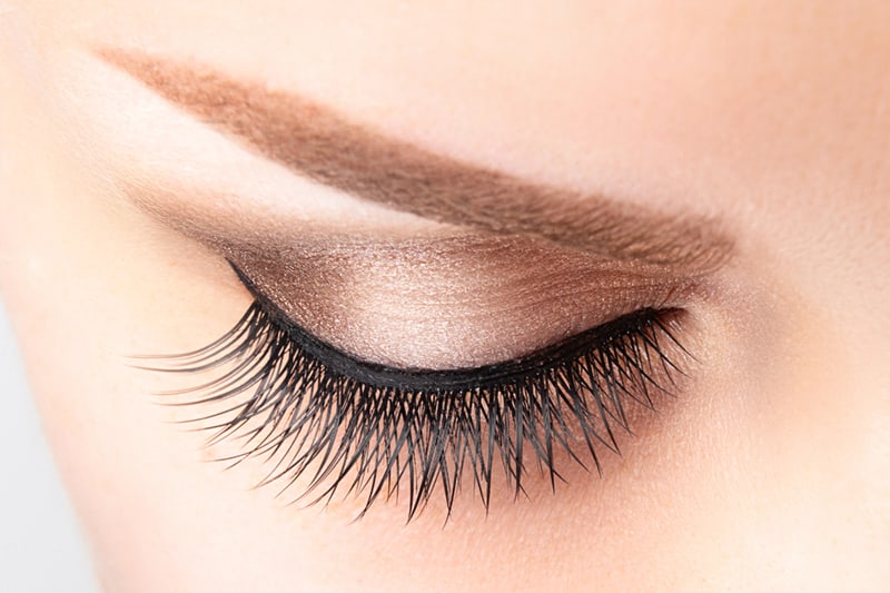 extensiones-de-pestanas-caceres-ojo-cerrado-min